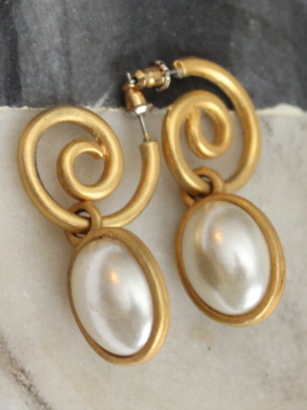 Vintage Gold Tone Swirl Huggie Hoop Earrings w/ Bezel-set Oval Black Onyx Charm - Picture 6 of 6